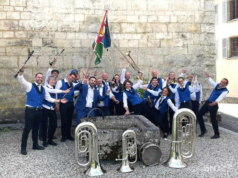 La Musique-Fanfare Les Bois prend la pose lors du Giron 2026 à St-Ursanne. (Photo : Musique-Fanfare Les Bois)