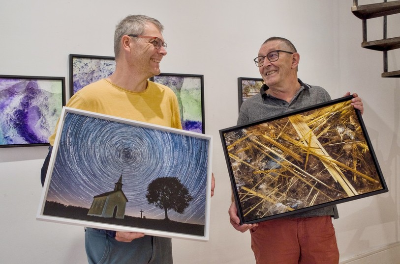 Raphaël (à droite) et Marc Wunderlich et leurs photos sidérales et minérales dans la Galerie Samia Artho à Delémont.