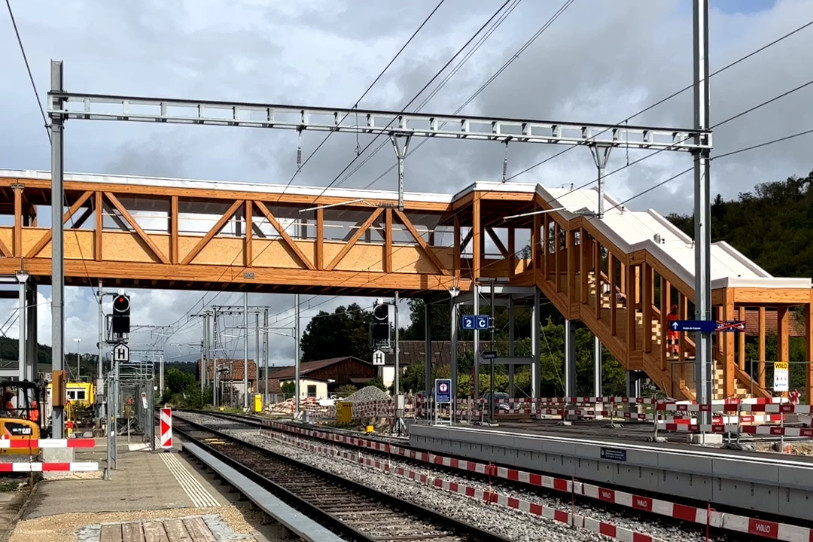 Une grande passerelle a été érigée au-dessus les deux voies à Courtemaîche.