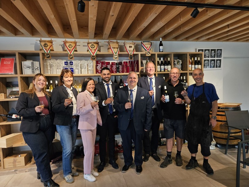 Le comité de la Fête des Vendanges, avec Fanny Noghero (3e depuis la gauche) qui représente le Canton du Jura, et les vainqueurs de la Gerle d'Or, Christan Fellmann et Jean-Marc Jungo.