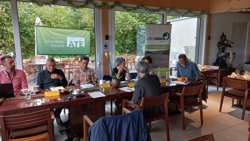 De gauche à droite : Vincent Pickert (Pro Velo), Olivier Neuhaus (ATE), Marie-Claire Pétremand (ATE), Sylvie Barbalat (WWF), Gaëlle Vadi (Pro Natura) et Marc Fatton (Pro Velo).