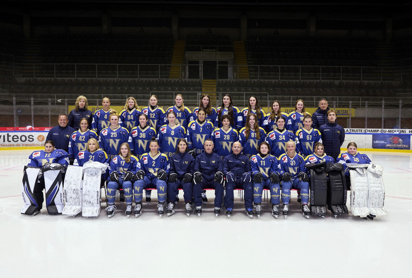 La Neuchâtel Hockey Academy est entraînée à présent par le Jurassien Gilles Voirol (en bas, au centre). (Photo : Gérard Gandillon)