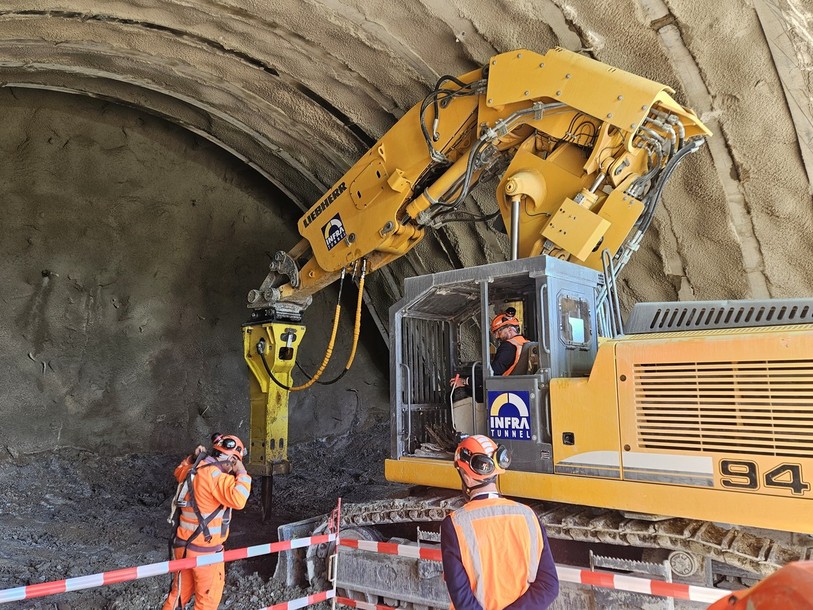 Le conseiller d'Etat Laurent Favre a pu donner le premier coup de pioche, plutôt spectaculaire, du tunnel des Arêtes. 