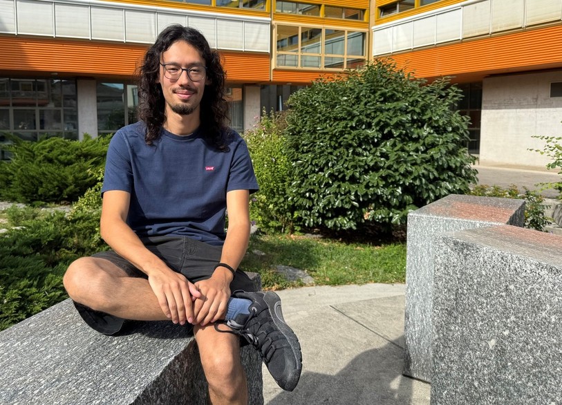 Mikael, 25 ans, a lui-même été confronté à des pressions financières lorsqu'il étudiait en Bachelor à l'Université de Neuchâtel. 