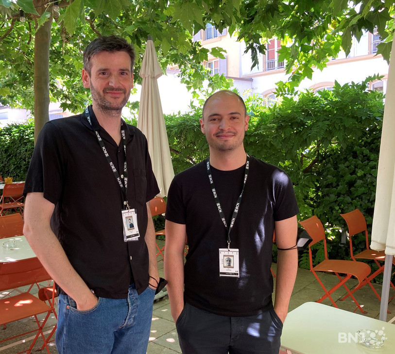 Pierre-Yves Walder (à gauche) est le nouveau directeur général du NIFFF. Il a repris les rênes du festival des mains de Loïc Valceschini.