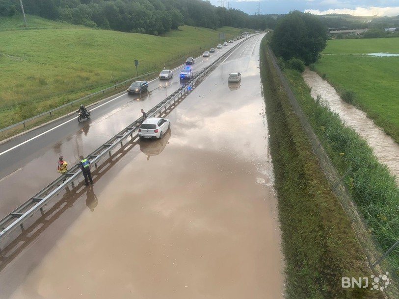 L'A16 est en partie inondée et fermée entre St-Ursanne et Bassecourt.