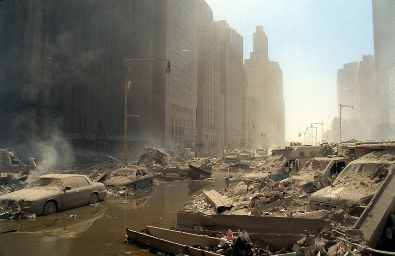 De nombreuses poussières toxiques avaient envahi les rues de Manhattan le 11 septembre 2001 après l'effondrement des tours jumelles. (Photo : AP Photo/Boudicon One, File).
