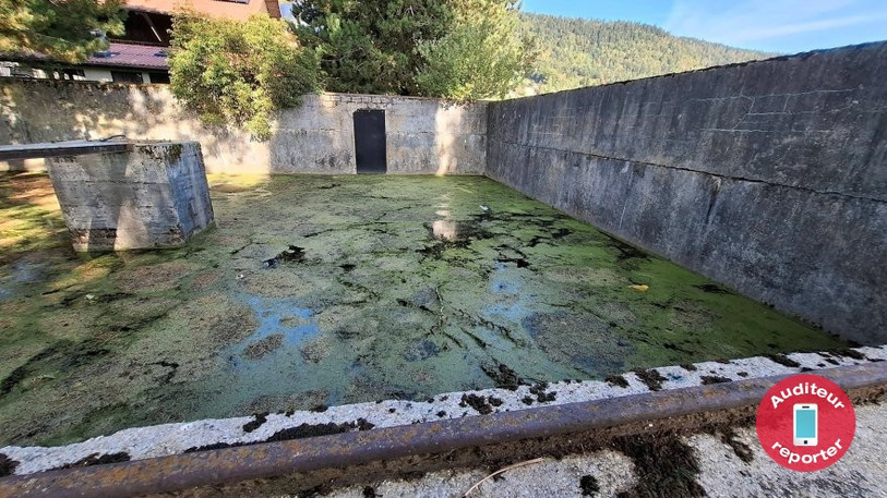 La cuve n'est plus aujourd'hui utilisée pour des travaux agricoles et l'eau y croupit. (Photo : auditeur reporter).