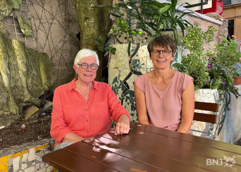 Marie-Josèphe Lachat (à gauche) et Marlène Eyer (à droite) ont organisé la venue de la pièce « Au commencement le vert était dans la pomme » dans le Jura.
