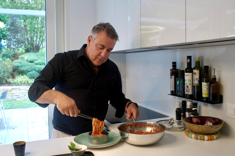 Francesco Azzinnari dans sa cuisine grande et épurée