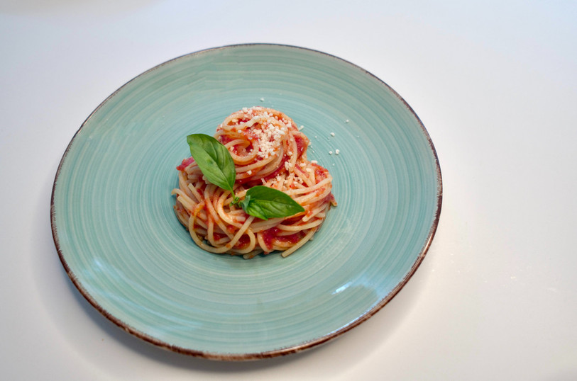 Une belle assiette de spaghettis al pomodoro maison à déguster en entrée…