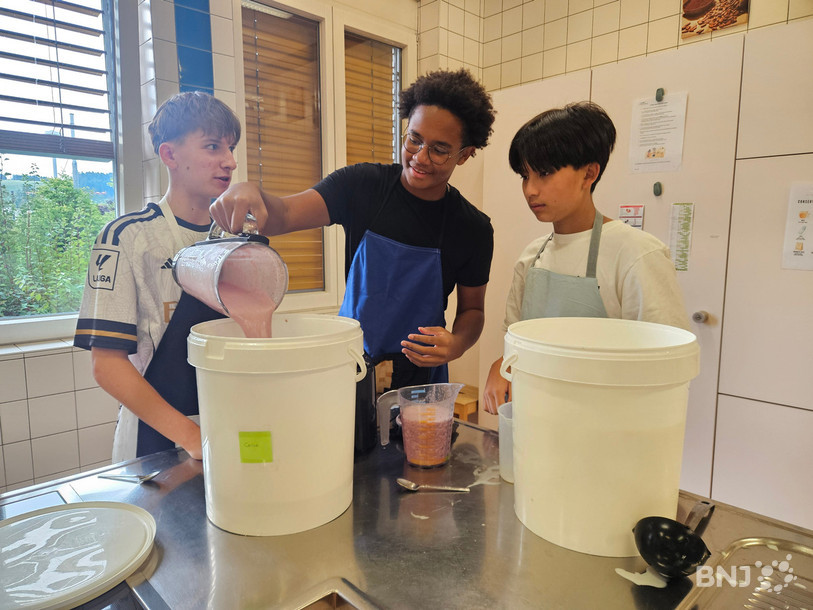 Des élèves de 11e Harmos du collège des Forges à La Chaux-de-Fonds ont préparé 350 milk-shakes aux fruits pour lancer la 26e Semaine du Goût vendredi dernier.
