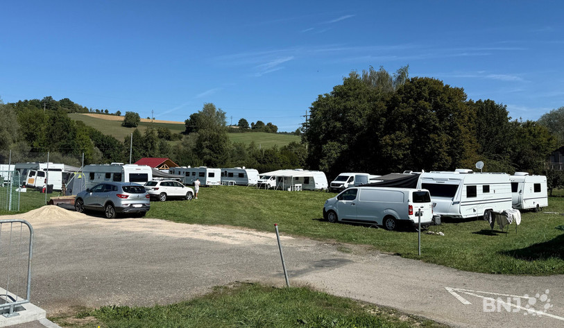 Une quarantaine de personne se sont installées sur une parcelle à côté du terrain de football.