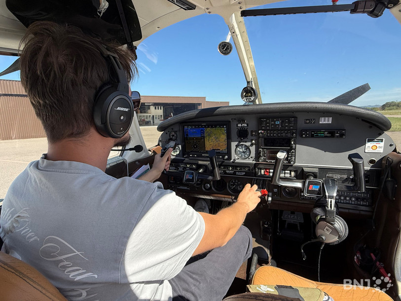 David Waidmann présente les commandes de l'un des avions du club.