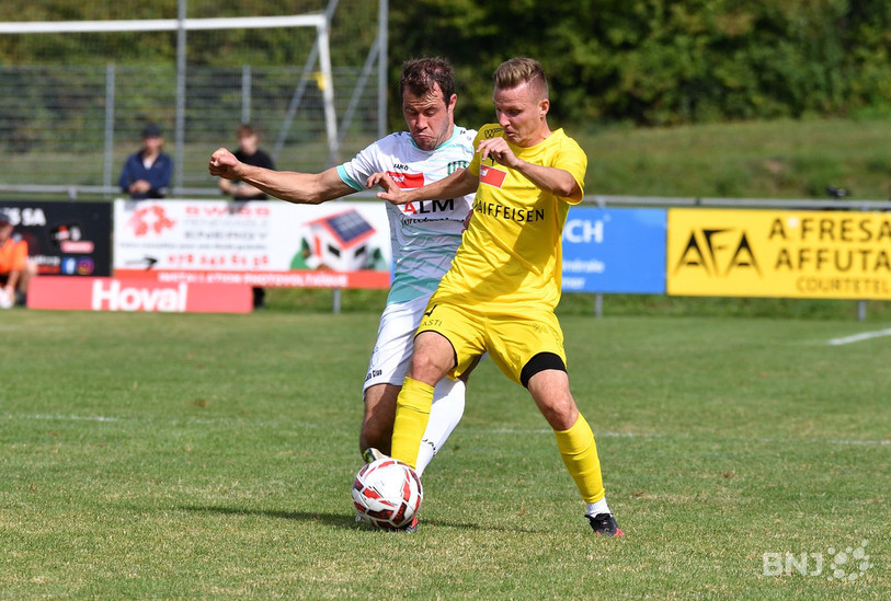 Joris Gester devance Clément Mottaz : le FC Bassecourt était affamé dans le derby de 1re Ligue contre le FC Courtételle. (Photo : Georges Henz)