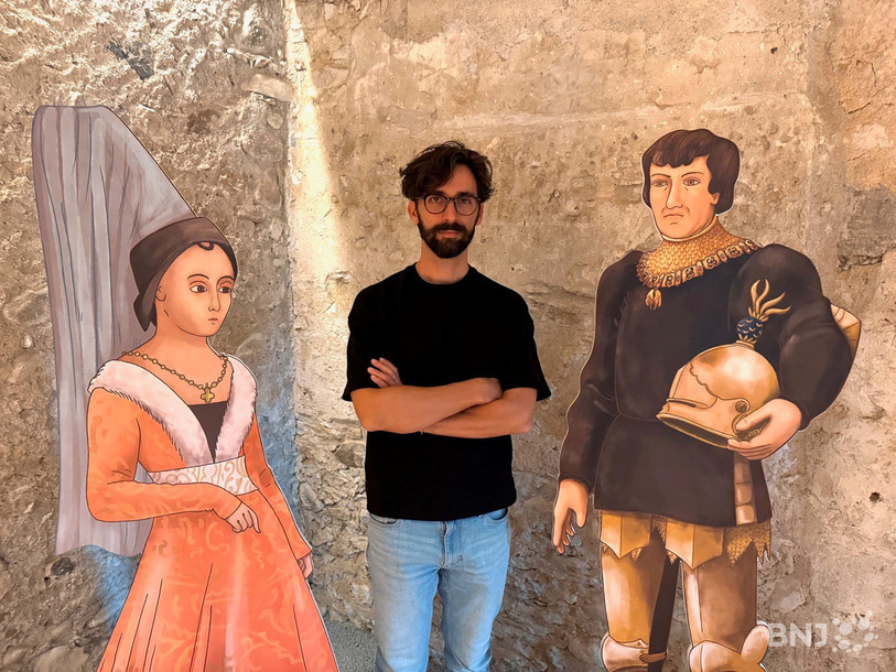 Le directeur du Château de Grandson Camille Verdier, entre Marie de Bourgogne et Charles le Téméraire.