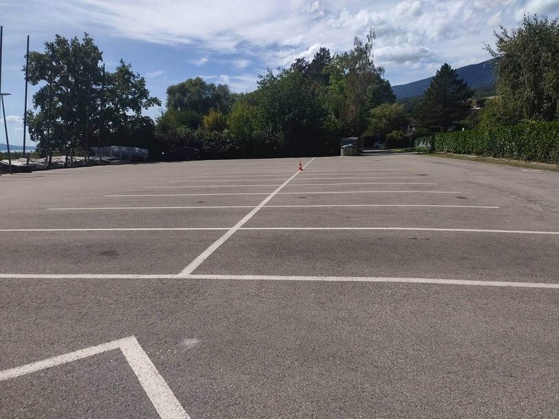 Le parking du port de Bevaix début septembre, selon Laurent Comtesse. (Photo : Laurent Comtesse)