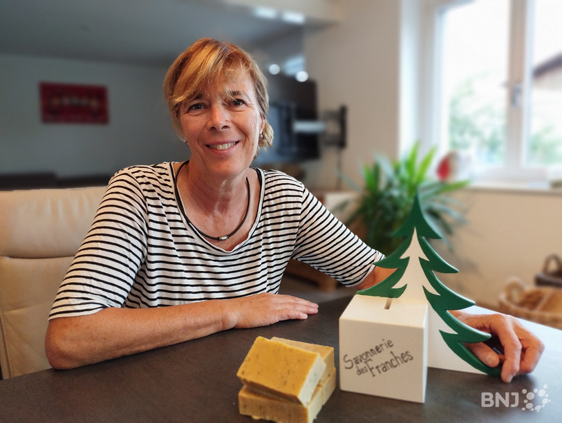 Claudia Vuilleumier a confectionné le savon dans son laboratoire installé chez elle aux Breuleux.