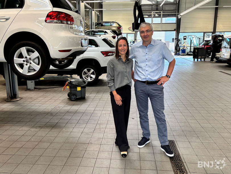Amata Ricchieri, coordinatrice de l'événement pour le garage Montavon à Develier, et Jacques Favre, co-directeur du garage.
