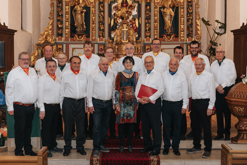 Le choeur d'hommes est dirigé depuis peu par une femme. (1er rang gauche à droite : Jean-Louis Gigon (président), Cyril Vuillaume, Primo Forer, André Sylvestre, Pascale Andrea (cheffe de chœur), Daniel Sassé, Vital Sermier, Jean-Pierre Sylvestre
2ème rang : Gérard Crelier, Roby Maeder, Raymond Amstutz, Jean-Paul Corbat, Etienne Nagel, Nicolas Guélat, Marc Vuillaume, Cyrille Braun, Willi Junker. Photo : CG photographies)
