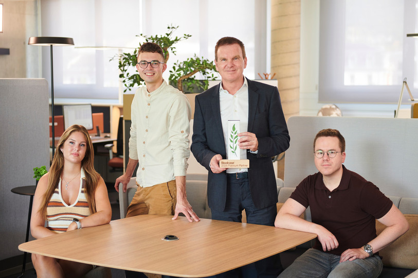 L’équipe Villat Bureau a reçu pour la sixième fois consécutive le trophée Steelcase Platinum Partner. De gauche à droite : Elisa Villat, Théophile Kuentz, Stéphane Villat (co-directeur) et Flavien Bindit. (Photo : Pierre Montavon.)