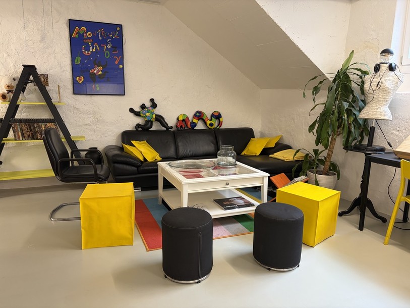 Un espace de détente est aussi à disposition afin de favoriser les échanges entre les participants.