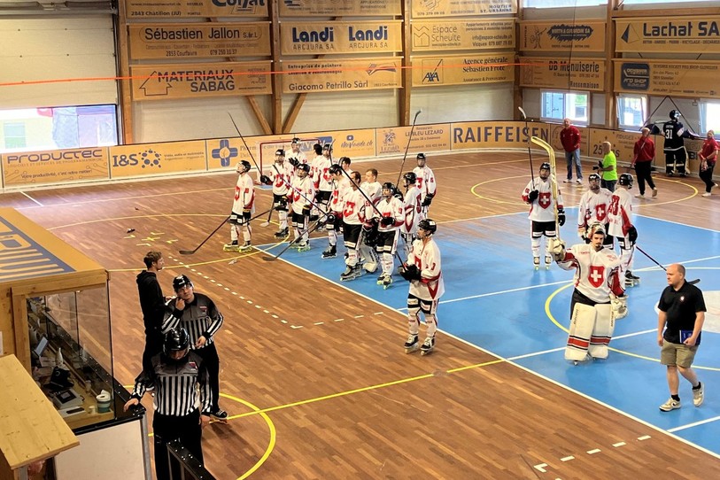 Les joueurs de l'équipe de Suisse ont salué un public particulièrement bruyant vendredi matin après leur succès face à la Grande-Bretagne.