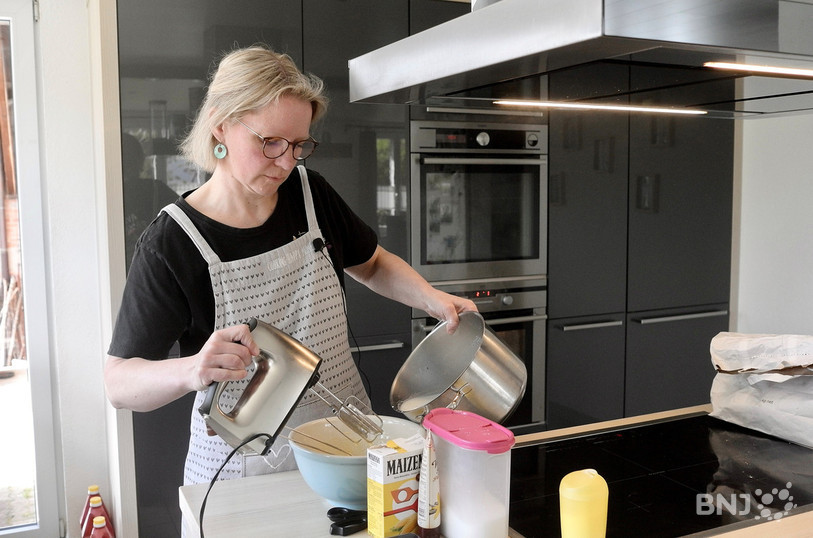 Caroline Schori prépare sa crème vanille qui accompagne un bon gâteau maison.