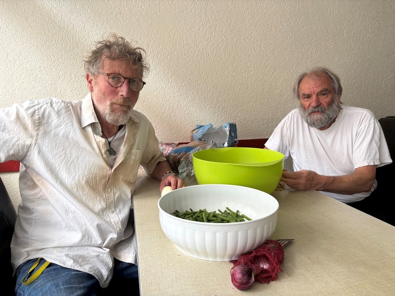 Pierre Friedli (à droite) était accompagné ce jour-là de Gregor Muchow pour préparer le repas de midi.
