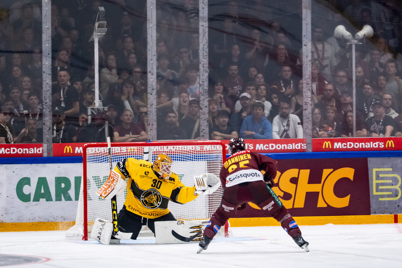 Antoine Keller s'est montré décisif contre Genève, comme ici face à Sakari Manninen. (Photo : Keystone/Jean-Christophe Bott)