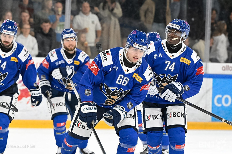 Tim Grossniklaus ( au centre), premier buteur de la saison aux Mélèzes pour le HC La Chaux-de-Fonds. (photo: Bertrand Pfaff)