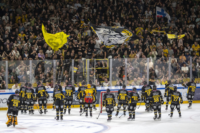 Le HC Ajoie a pu communier avec son public samedi soir après sa victoire face à Kloten à Porrentruy. (Photo : KEYSTONE/Georgios Kefalas).