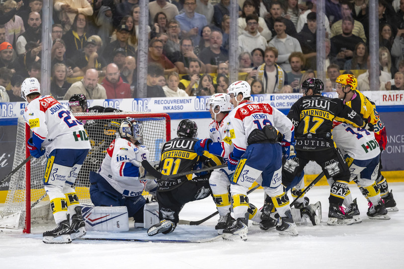Le HC Ajoie sème la panique devant la cage de Kloten et ça a souvent été le cas samedi soir. (Photo : KEYSTONE/Georgios Kefalas).