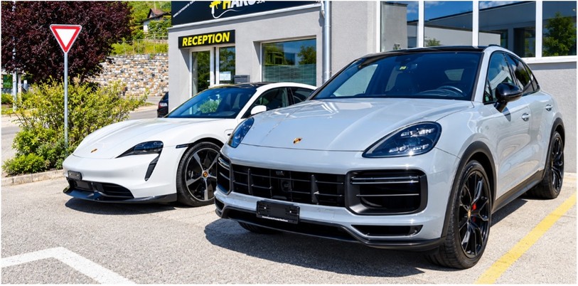Deux modèles de Porsche