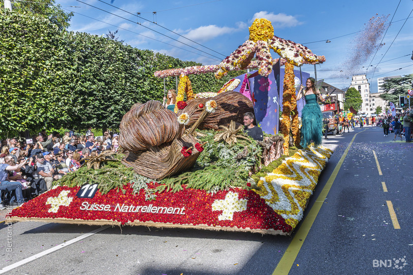 Le trafic ne sera plus autorisé au centre-ville de Neuchâtel dès jeudi à 20h pour laisser la place au montage des stands, puis à la Fête des vendanges ce week-end. Ici, l'édition 2025 du Corso fleuri. (Photo d'archives: Bertrand Pfaff)