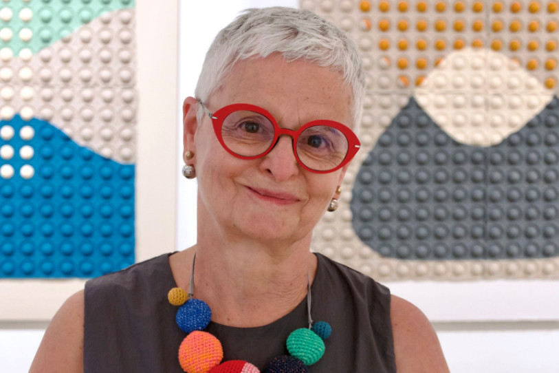 Chantal Bregnard présente ses tableaux réalisés sur des plaques de carton.
