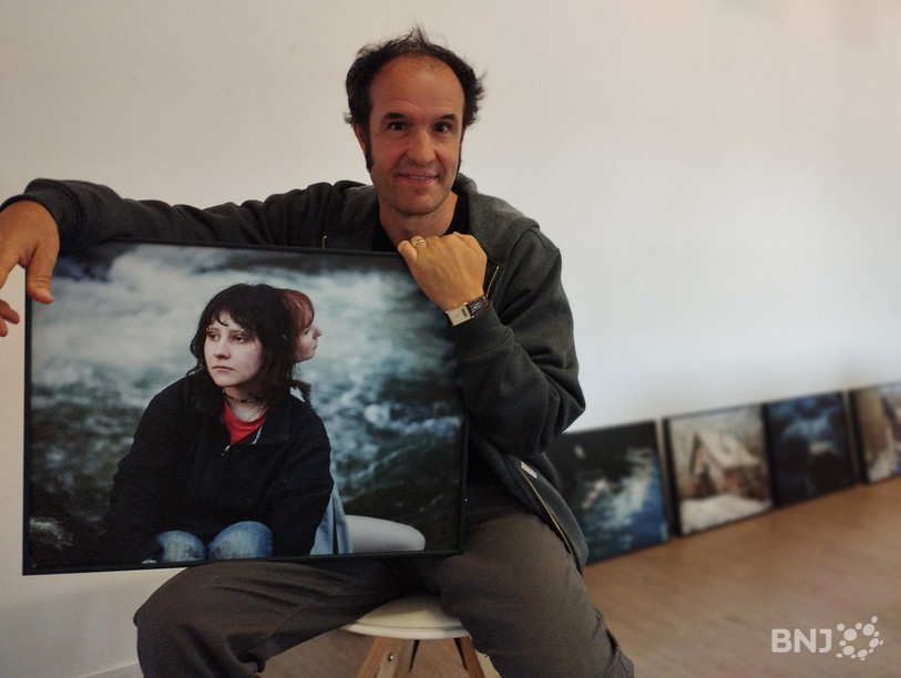 Guillaume Perret avec, dans ses mains, le portrait de deux saisonnières qui ont travaillé à Essertfallon. 