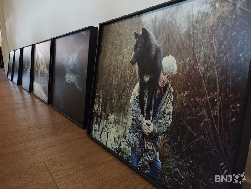 Guillaume Perret a organisé ses photographies avant de les accrocher aux murs de la galerie du Soleil.
