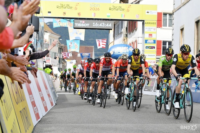 Le dernier arrêt du Tour de Romandie dans le Jura remonte à 2018 en vieille ville de Delémont. (Photo d'archives : Georges Henz).