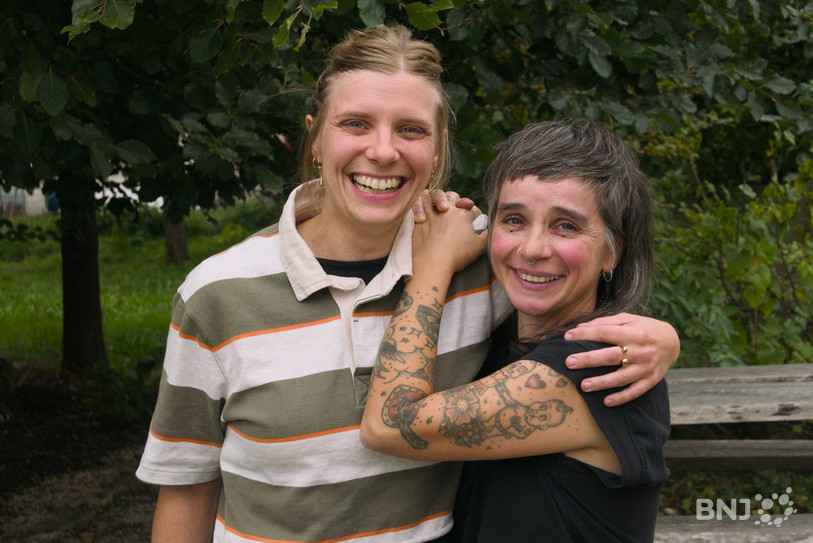 Caroline Beuchat et Rachel Boegli forment le duo de clownes sociales Les Nezbuleuses et se sont vu décerner le prix Coup de Coeur de l'association Alzheimer Jura.