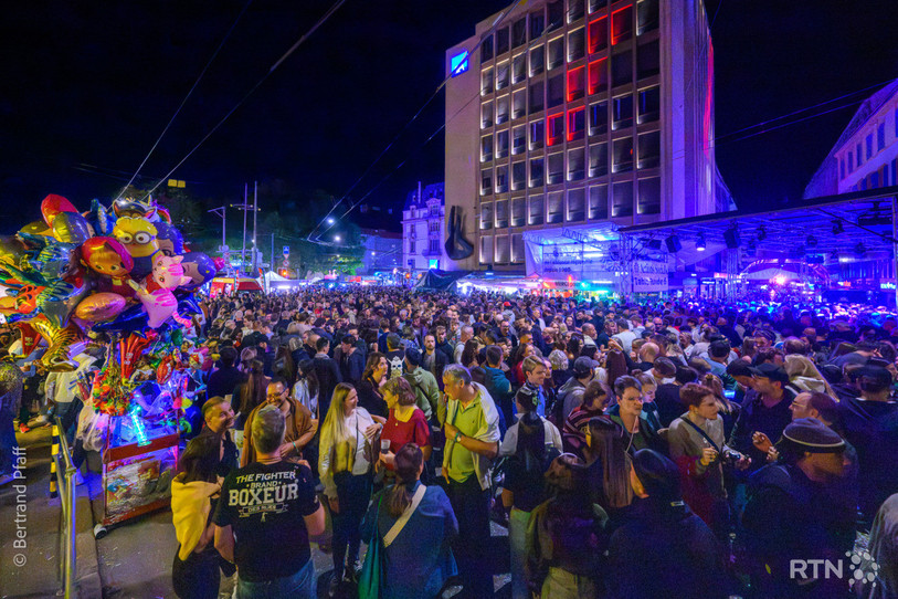 La foule a envahi la capitale cantonale dès vendredi soir. (photo: Bertrand Pfaff)