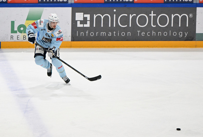 Le défenseur du HCC, Joël Scheidegger, a inscrit son premier but de la saison en power-play pour le 3-0 des Abeilles. (Photo: Georges Henz)