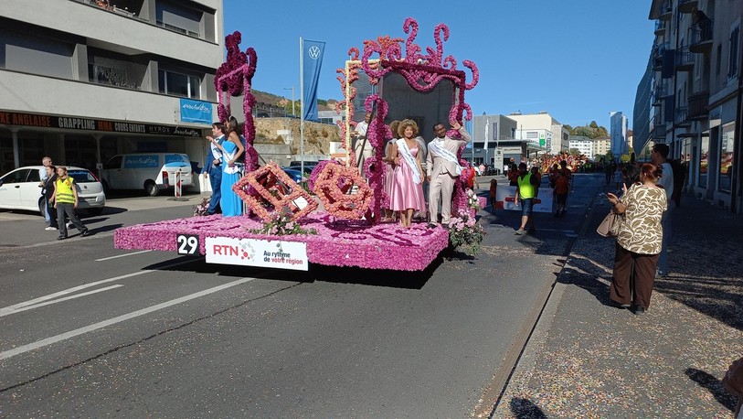 Le char de RTN, intitulé « Le Royaume des miroirs vivants », présentait les candidats au titre de Miss & Mister Fête des Vendanges en septembre (photo d'archives).