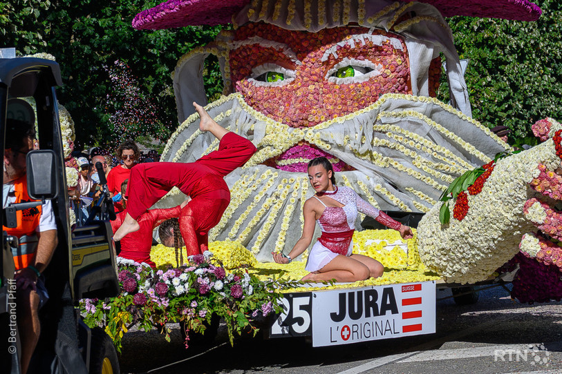 Le char jurassien a défilé dans les rues neuchâteloises lors du Corso Fleuri de la 99e Fête des Vendanges. (Photo: Bertrand Pfaff)