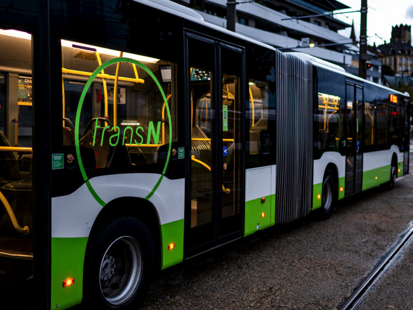 La vente d'abonnements de transports à prix réduits pour les jeunes neuchâtelois nécessite un crédit supplémentaire. (Photo : KEYSTONE/JEAN-CHRISTOPHE BOTT.)
