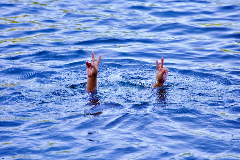 Image prétexte de doigts dans l’eau. Source : Unsplash