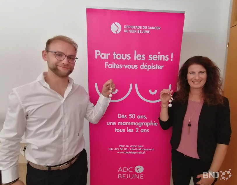 Victor Schwab, co-directeur de Liliflo, et Nathalie Fleury, directrice de l’ADC BEJUNE, sont heureux de présenter le porte-clés comme nouvel outil pédagogique.