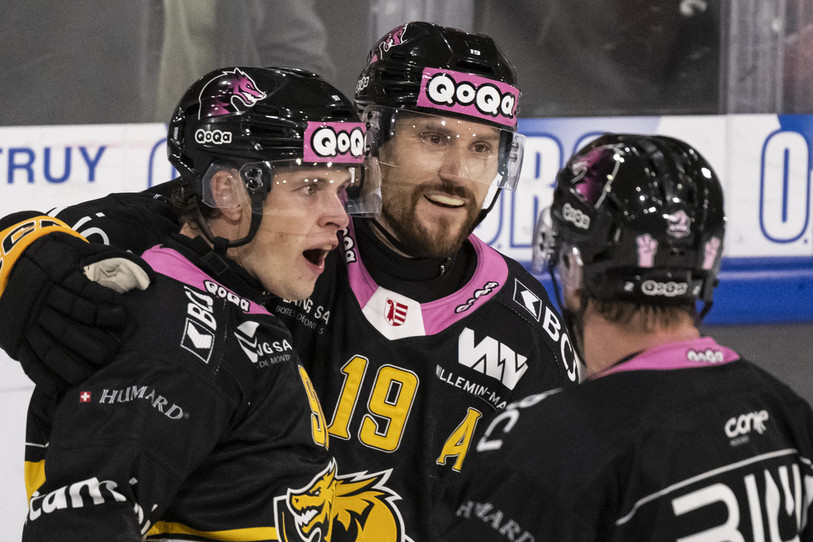 La joie de Yonas Berthoud (à gauche) qui vient de marquer le 3-0, et de Jeremy Wick. (Photo : KEYSTONE/Alessandro della Valle)
