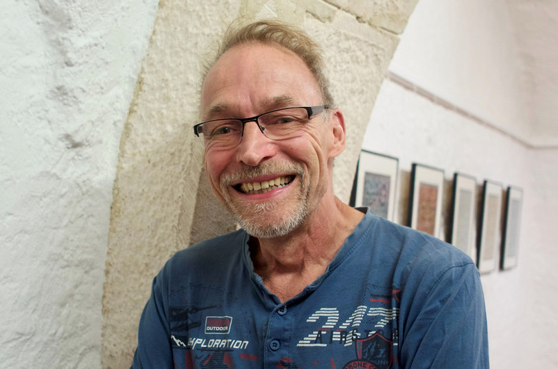 L’artiste Yves Hänggi au cœur de la Galerie Le Caveau à Saint-Ursanne.