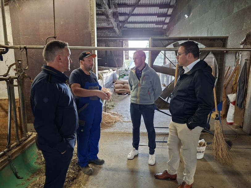 Stéphane Theurillat, ministre de l'Economie et de la Santé, lors de la visite de deux exploitations agricoles. (Photo : Jura.ch)